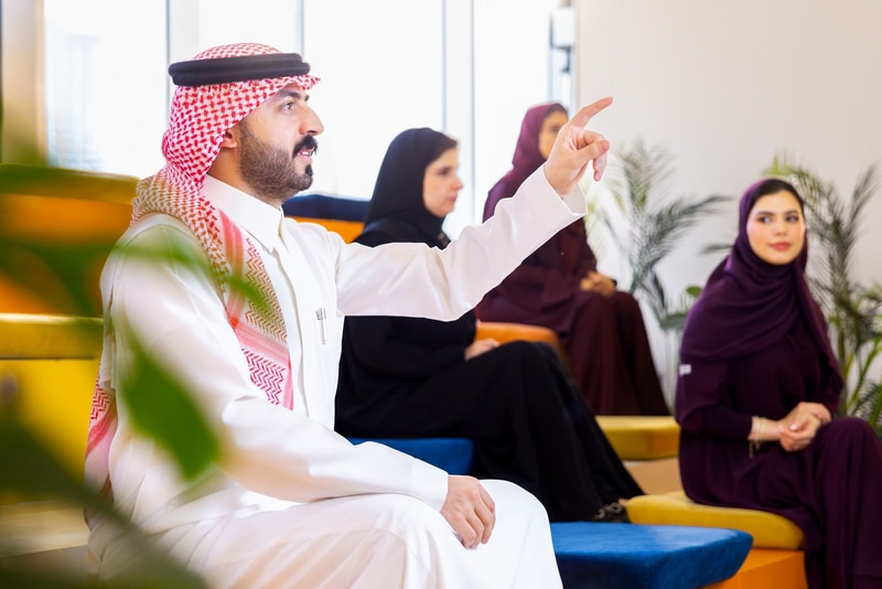 مشارك يرفع يده ليطرح سؤالًا خلال ورشة عمل