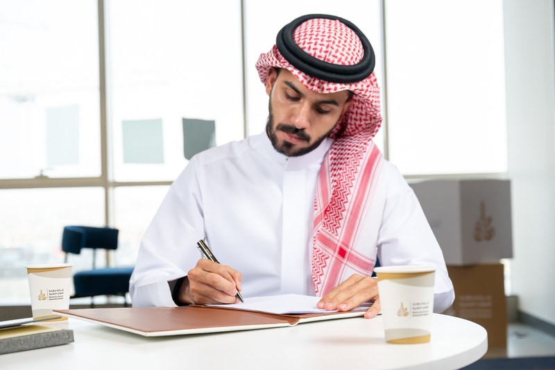 شاب يدوّن أفكاره في دفتر